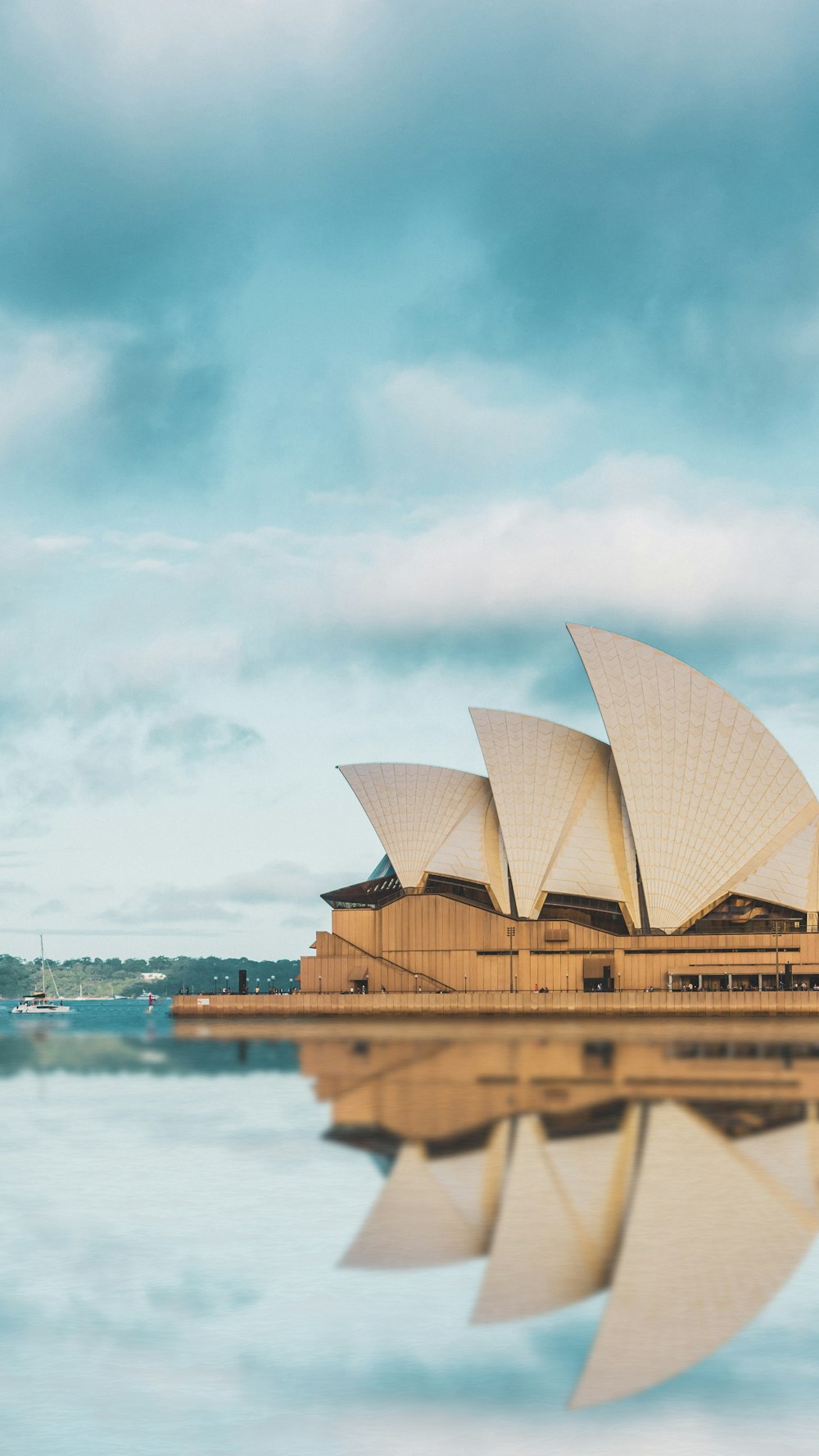 Uma foto da Ópera de Sydney tirada do outro lado da água