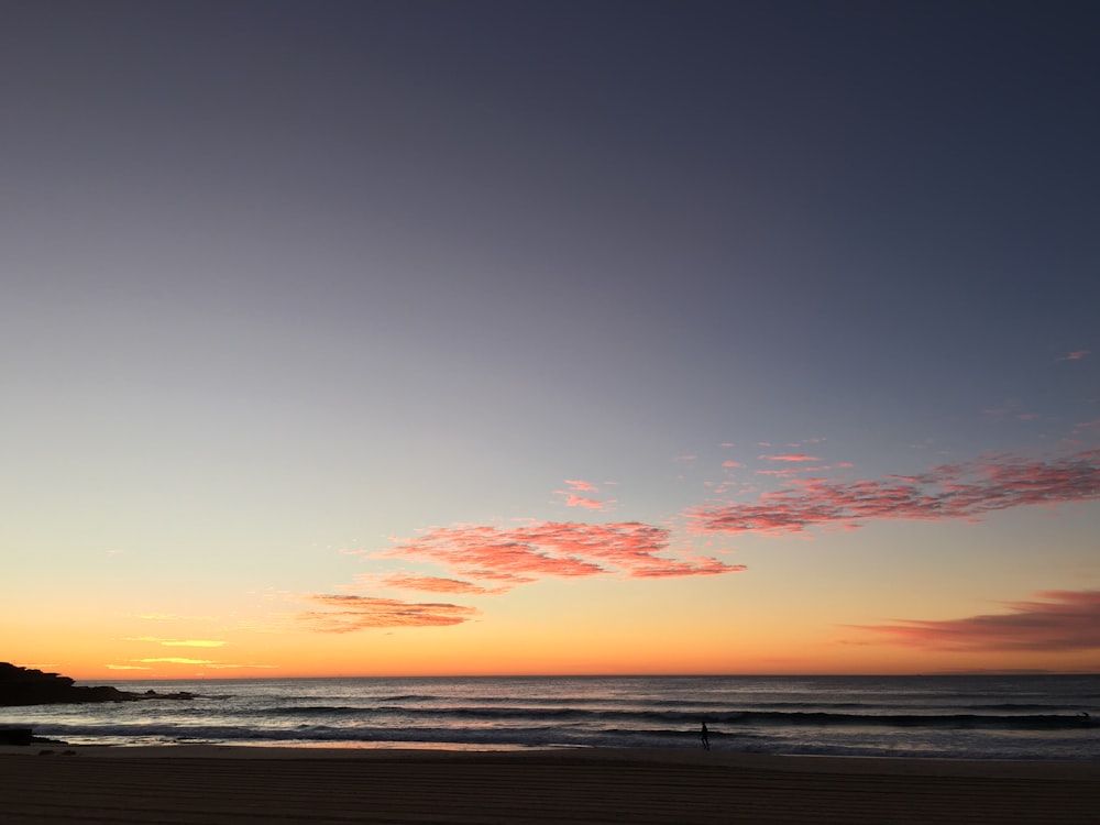 olas de mar bajo el cielo azul