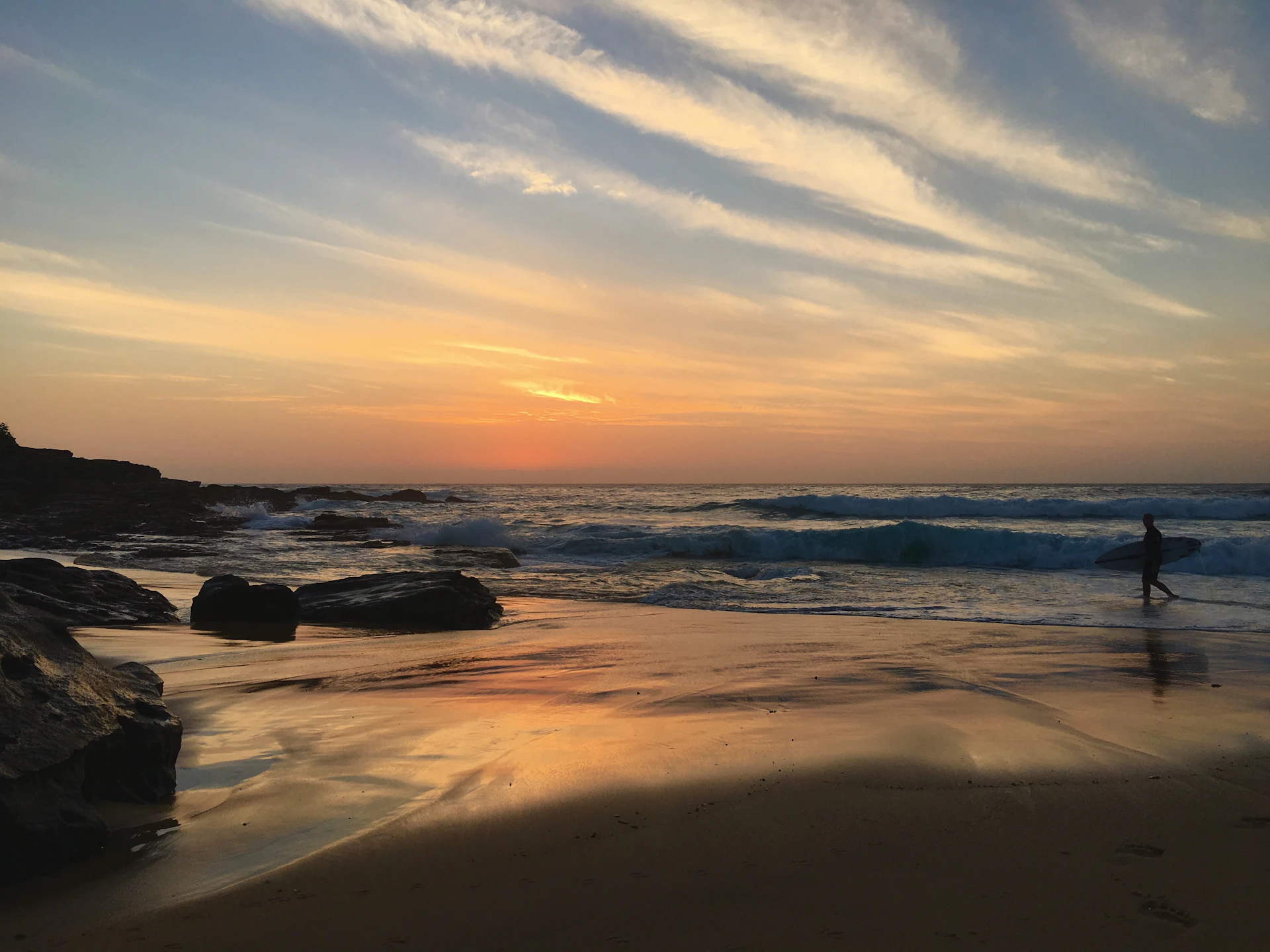 gray computer monitor