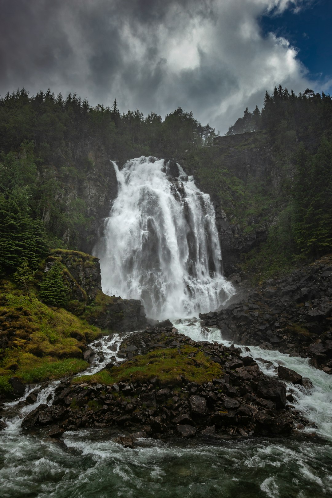 waterfalls between mountain during daytime