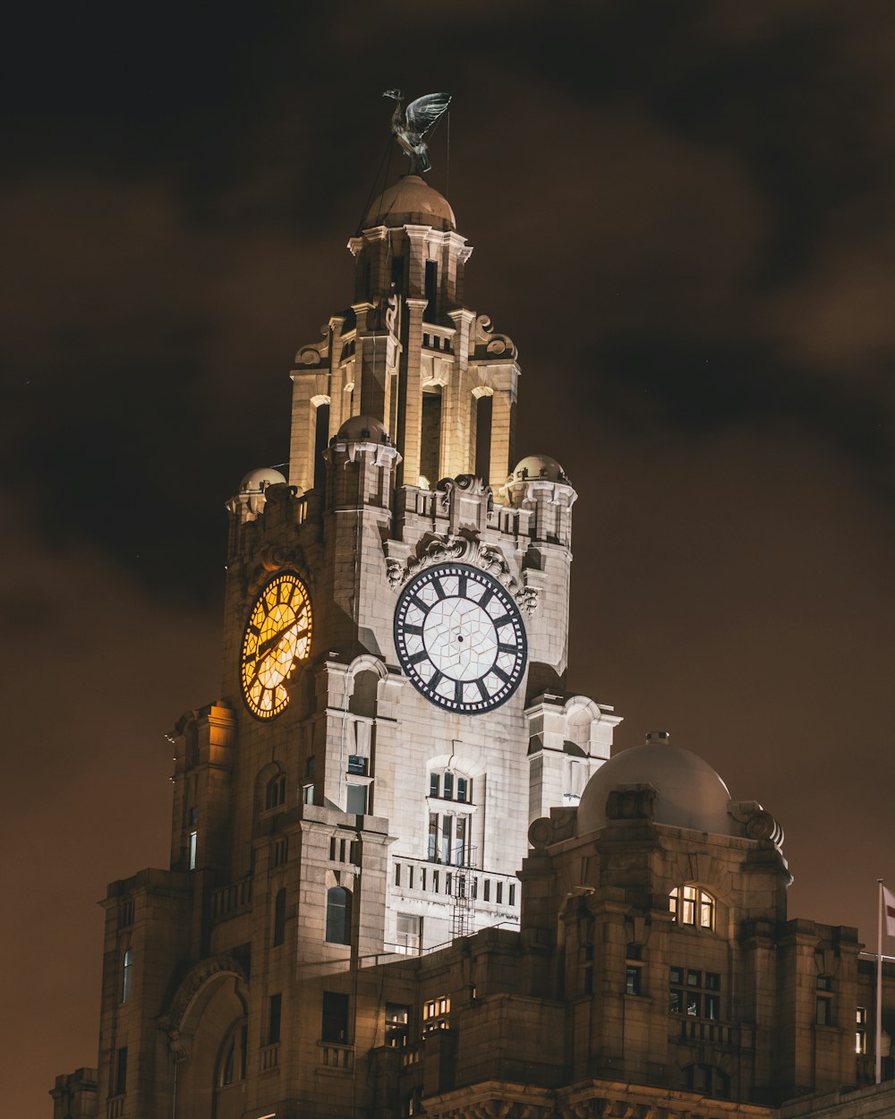 Torre dell'orologio durante la notte