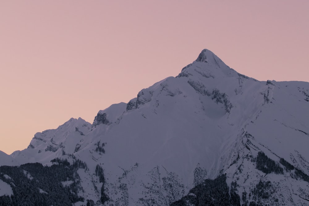 Montaña cubierta de nieve durante la puesta del sol