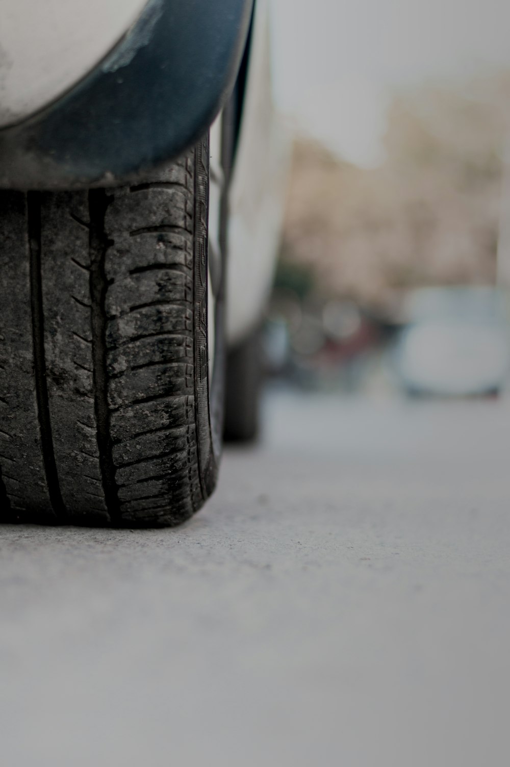 Selevtive Fokusfotografie von Fahrzeugreifen