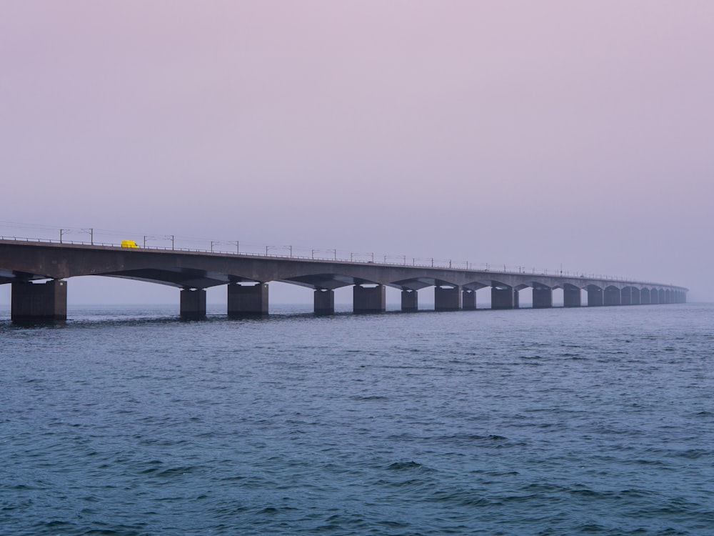 Graue Betonbrücke