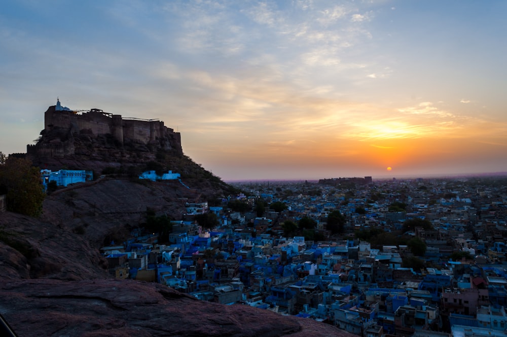 Fotografía aérea de casas durante la puesta de sol