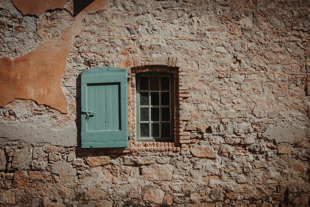 green window on focus photography