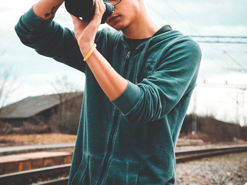 You may not be sure how to begin learning about photography. If you're a beginner who just wants to take clearer photos, you can learn a lot from some simple tips. Every tip on this page will improve your pictures.