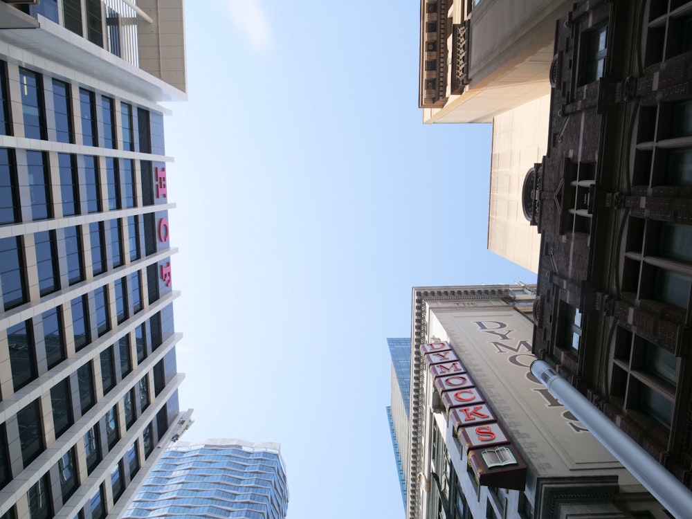 昼間の青空の下での高層ビルのローアングル撮影