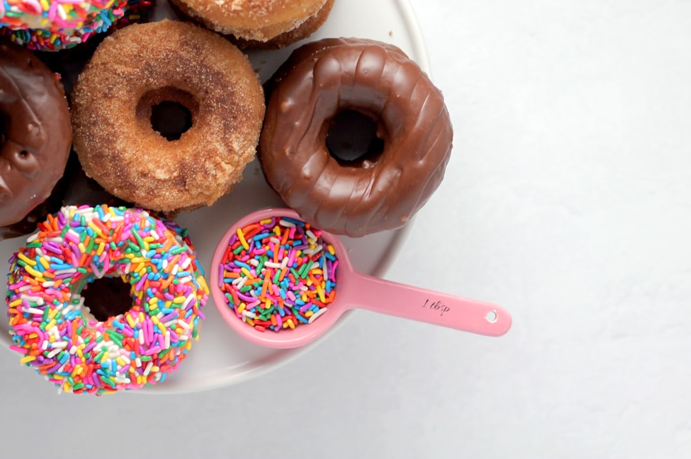 Hochwinkelfotografie von Donuts auf dem Teller