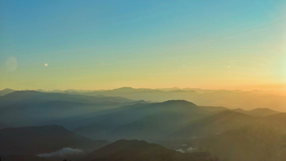 Luftaufnahmen von Bergen unter blauem Himmel