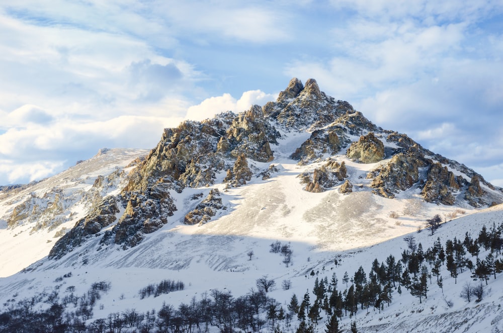 vista da montanha rochosa coberta de neve durante o dia
