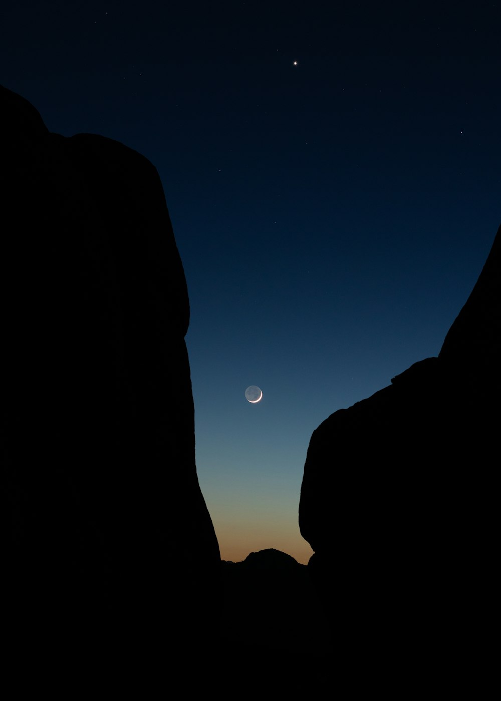 La lune se couche sur les montagnes dans le ciel