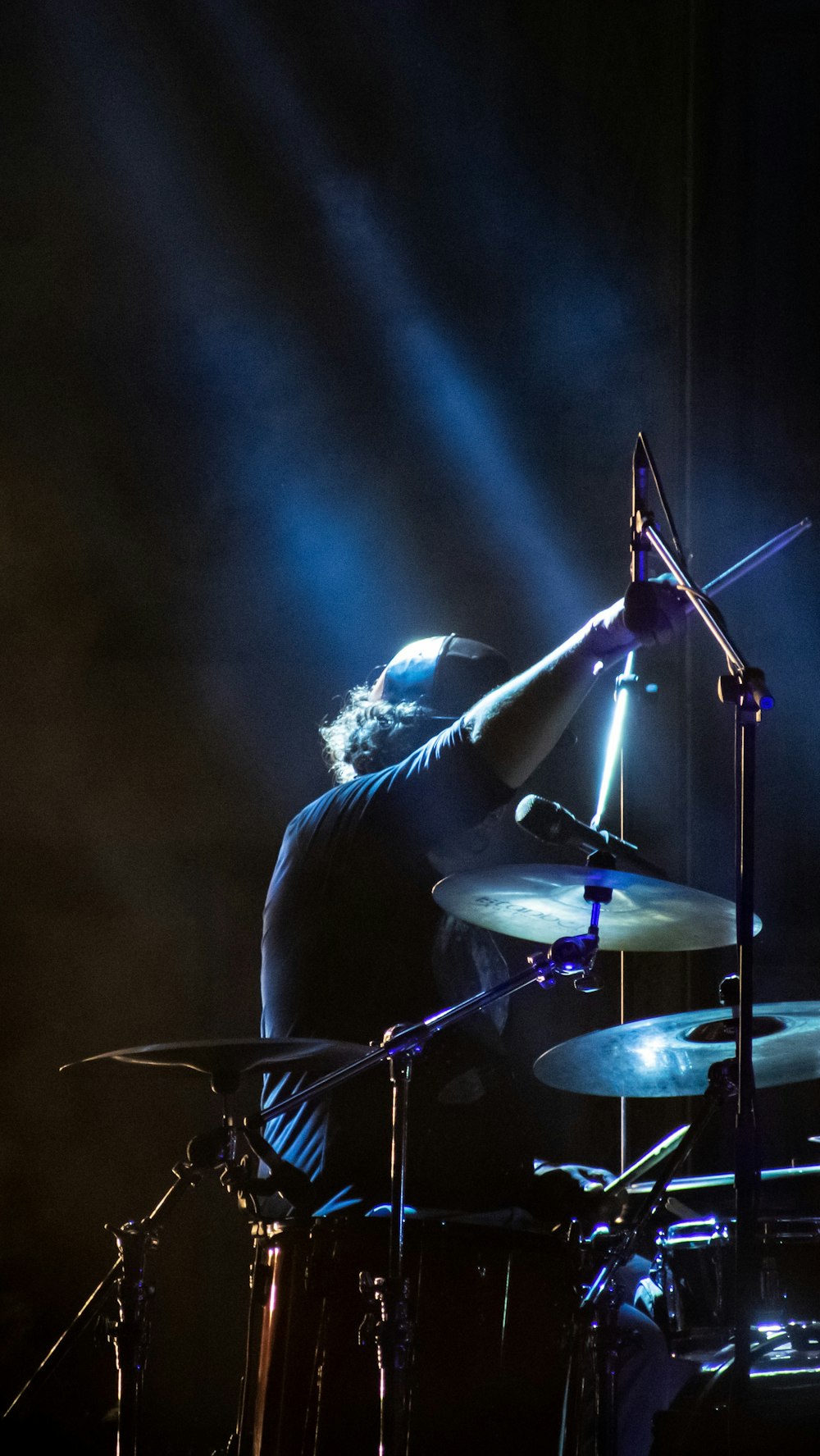 homem tocando tambor no palco