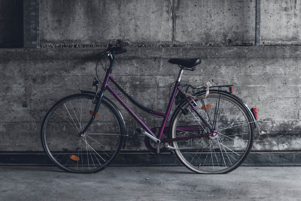 Bicicleta de cruzeiro de praia roxa e preta