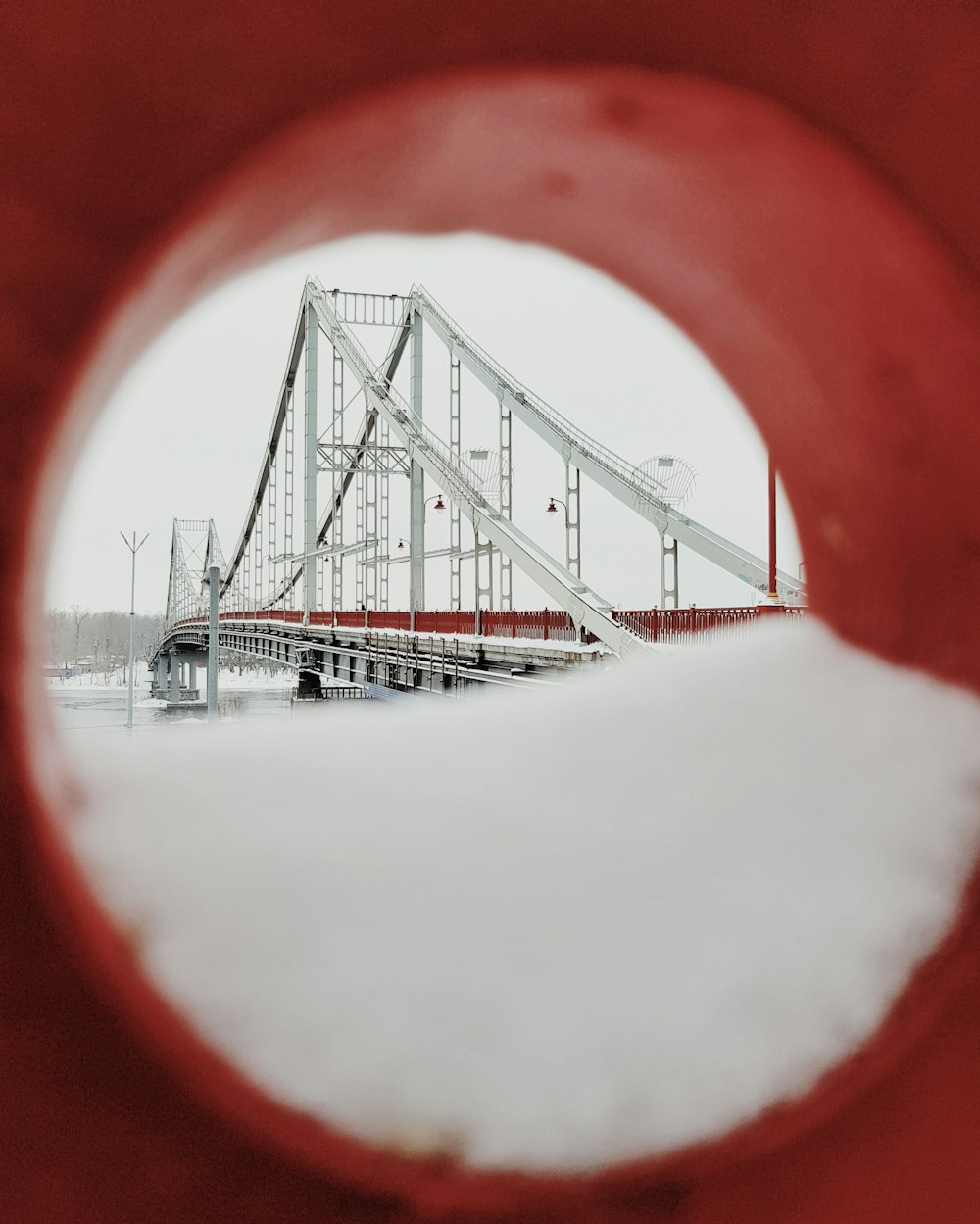 白い空の下での白と赤の橋の強制写真