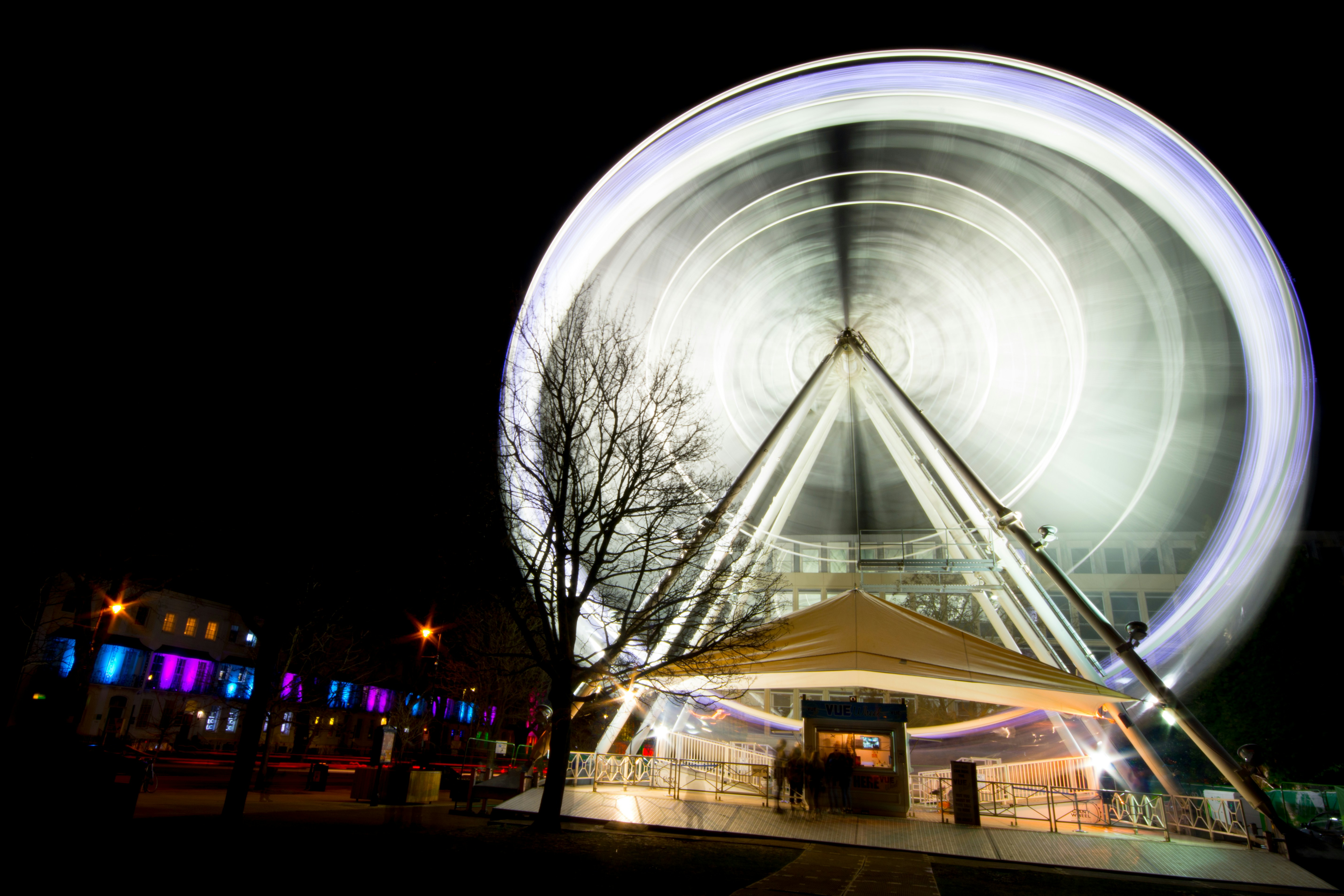 Fotografia timelapse della ruota dei traghetti illuminata durante la notte