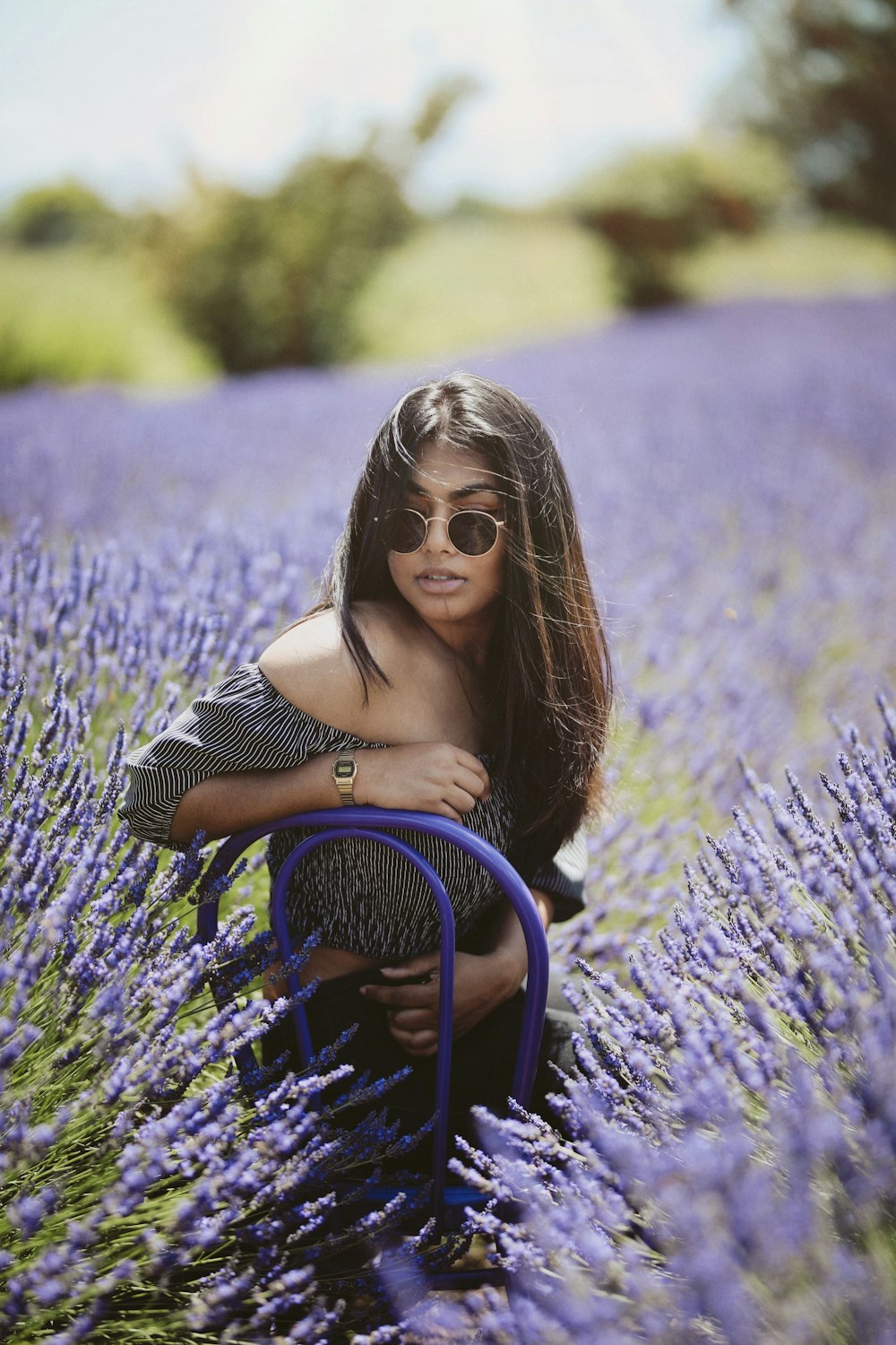 femme au milieu du champ de fleurs de lilas