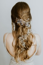 woman wearing white floral hair accessory