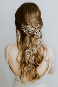woman wearing white floral hair accessory