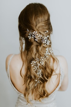 woman wearing white floral hair accessory