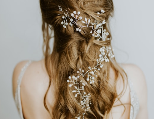 woman wearing white floral hair accessory