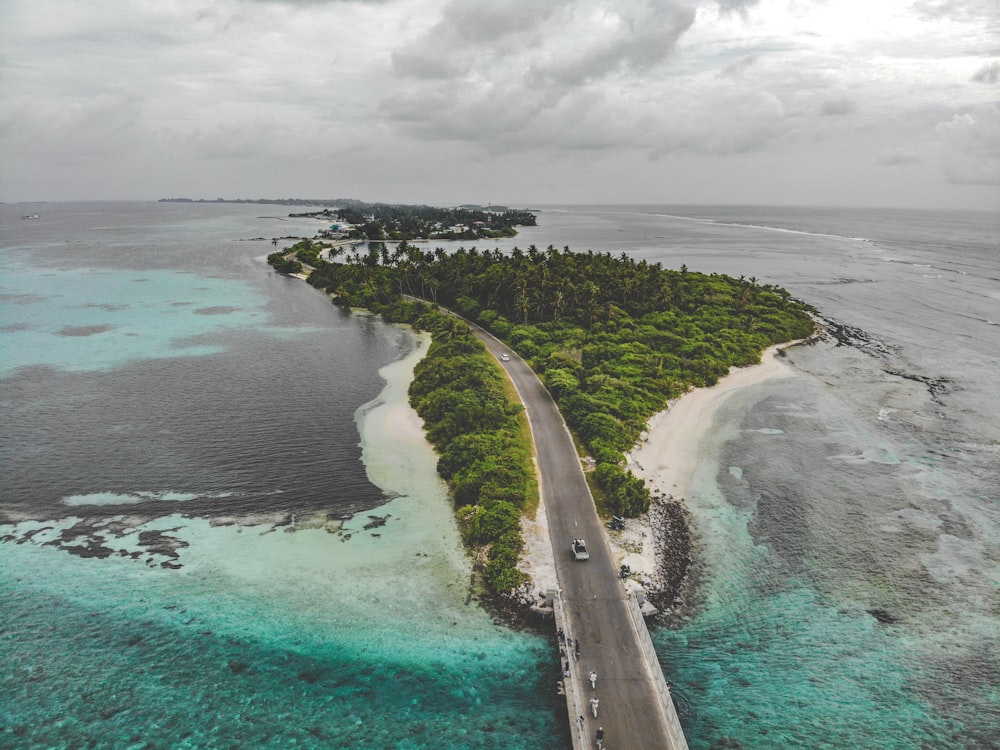 Photographie de vue aérienne de la route au bord de l’océan