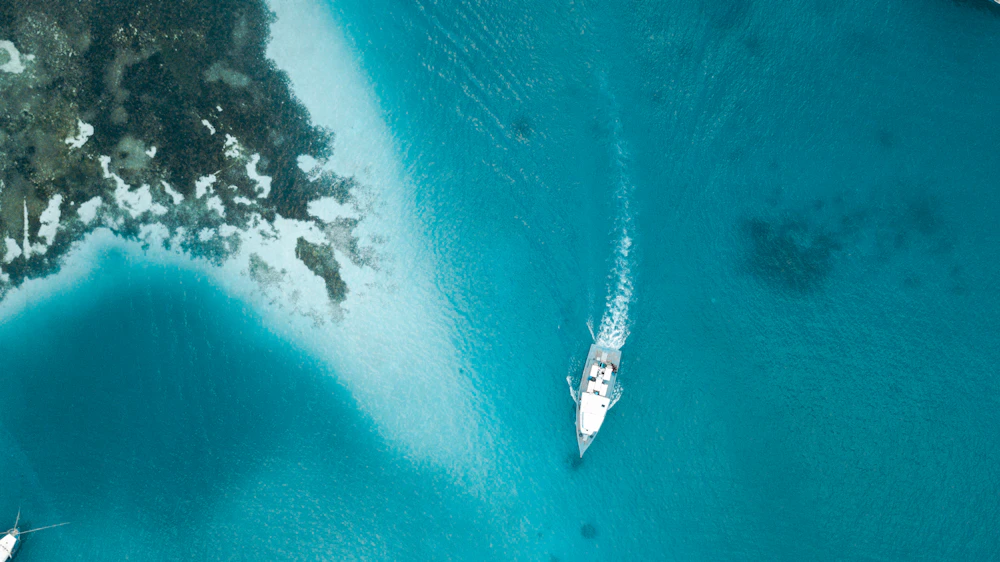 Bote navegando sobre agua azul