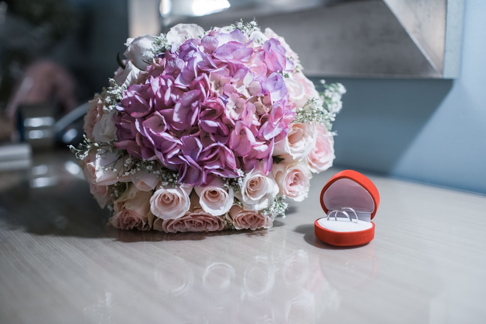 buquê de flores rosa e branco e conjunto de banda de casamento