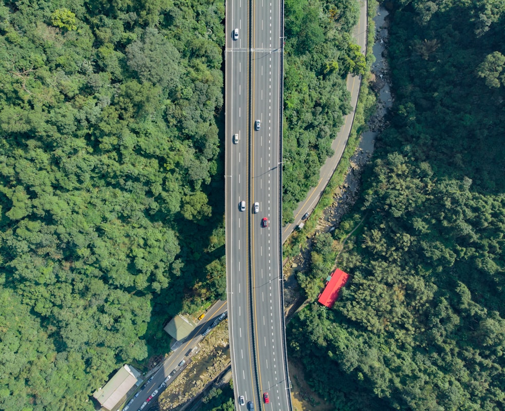 台灣高速公路空拍俯瞰自駕道路情境