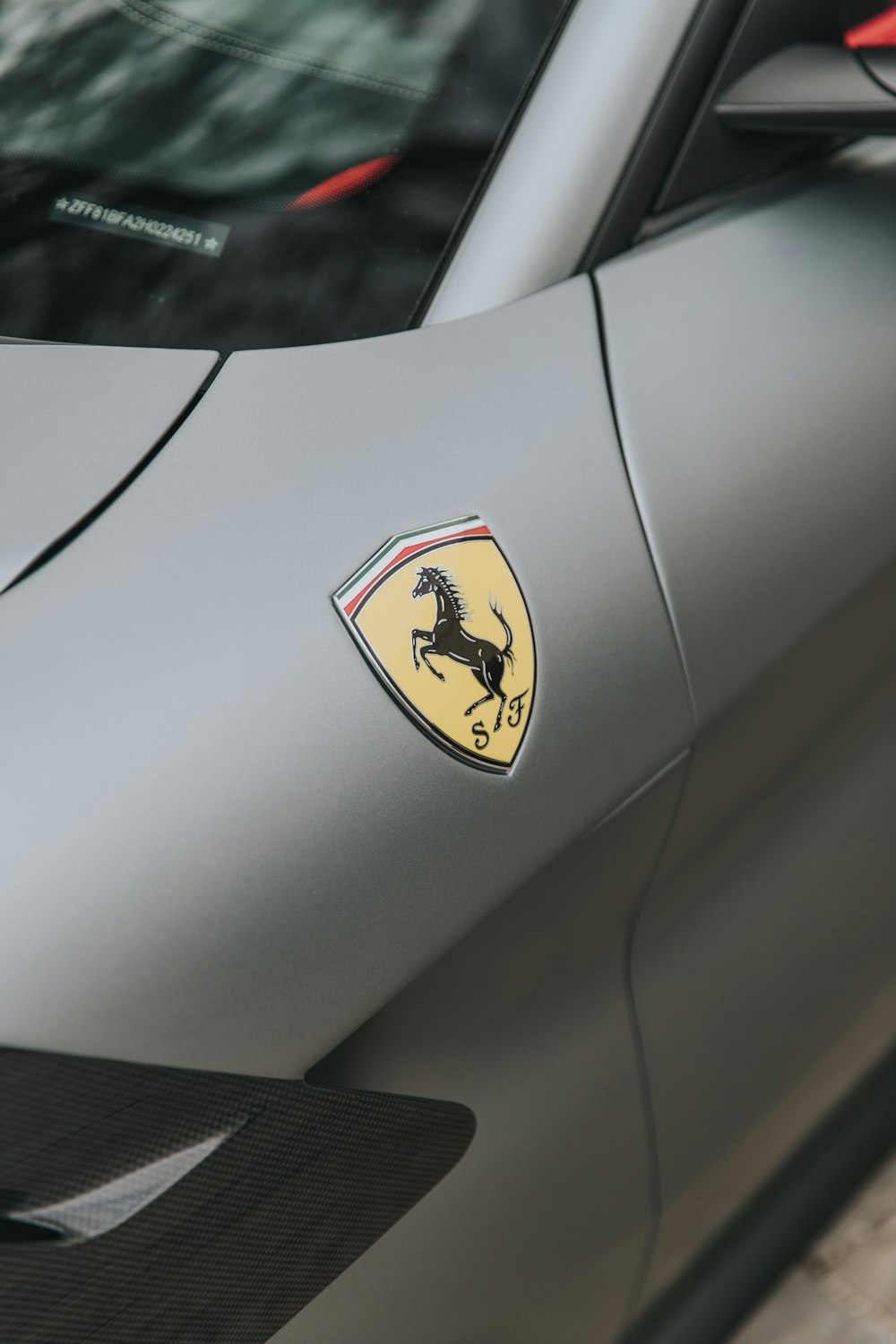 foto ravvicinata del veicolo Ferrari grigio