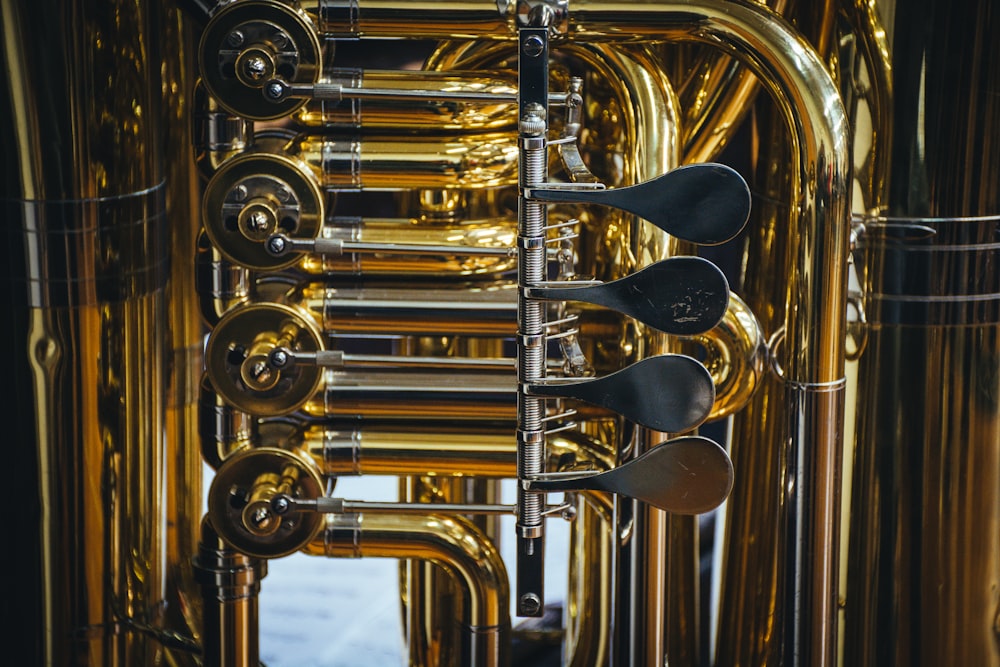 fotografia ravvicinata di uno strumento a fiato color ottone