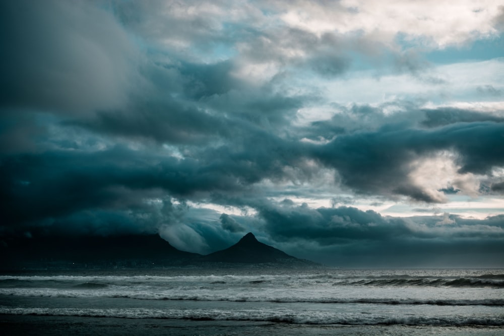 ocean under white and gray sky