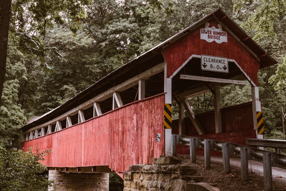 Capannone rosso e bianco del ponte inferiore durante il giorno