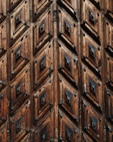 Velika drvena ploča sa izrezbarenim uzorcima dimenzija do 50x50 cm.