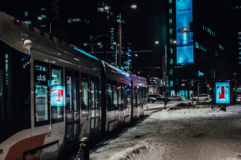vista del treno della città durante la notte