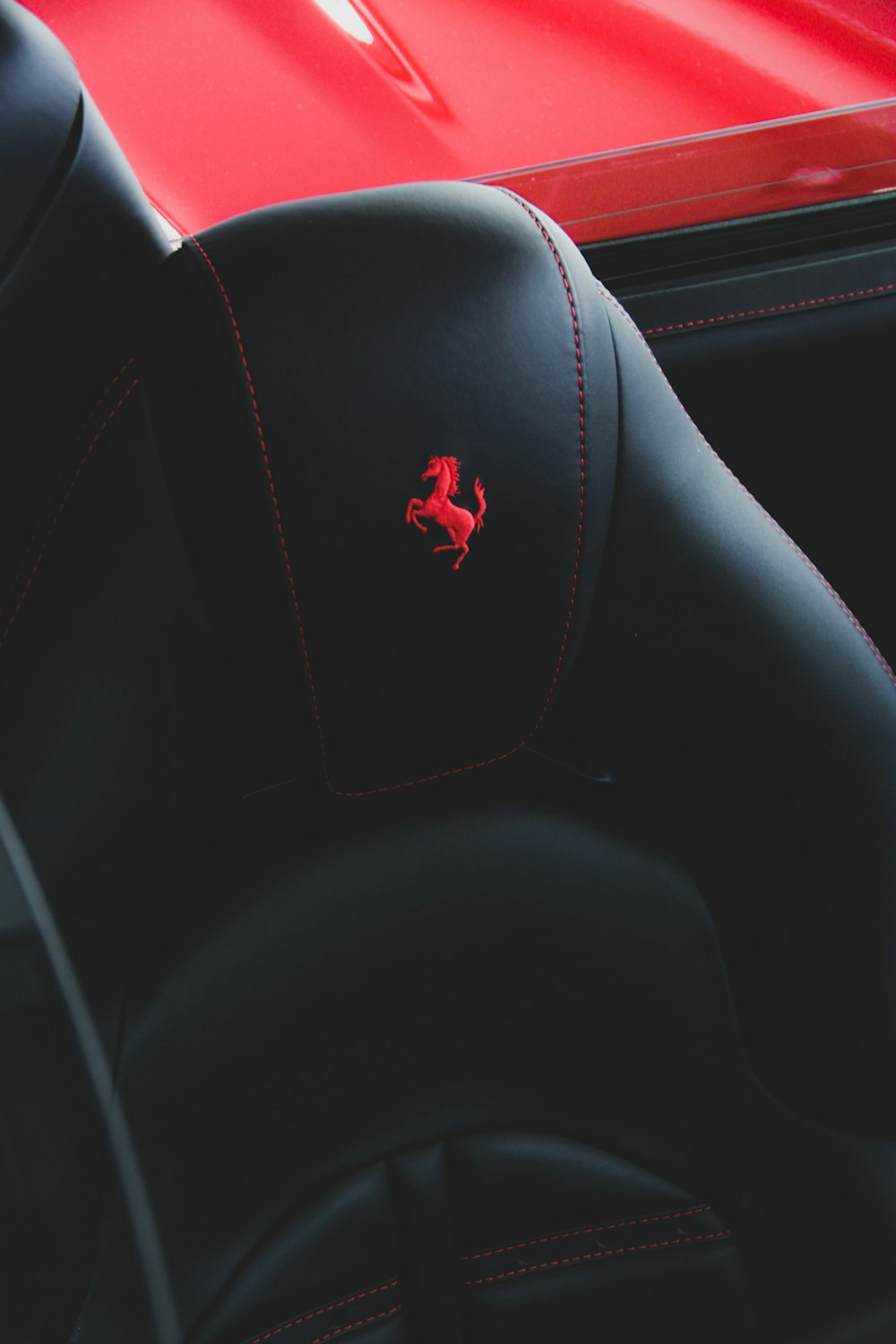 assento de couro Ferrari preto