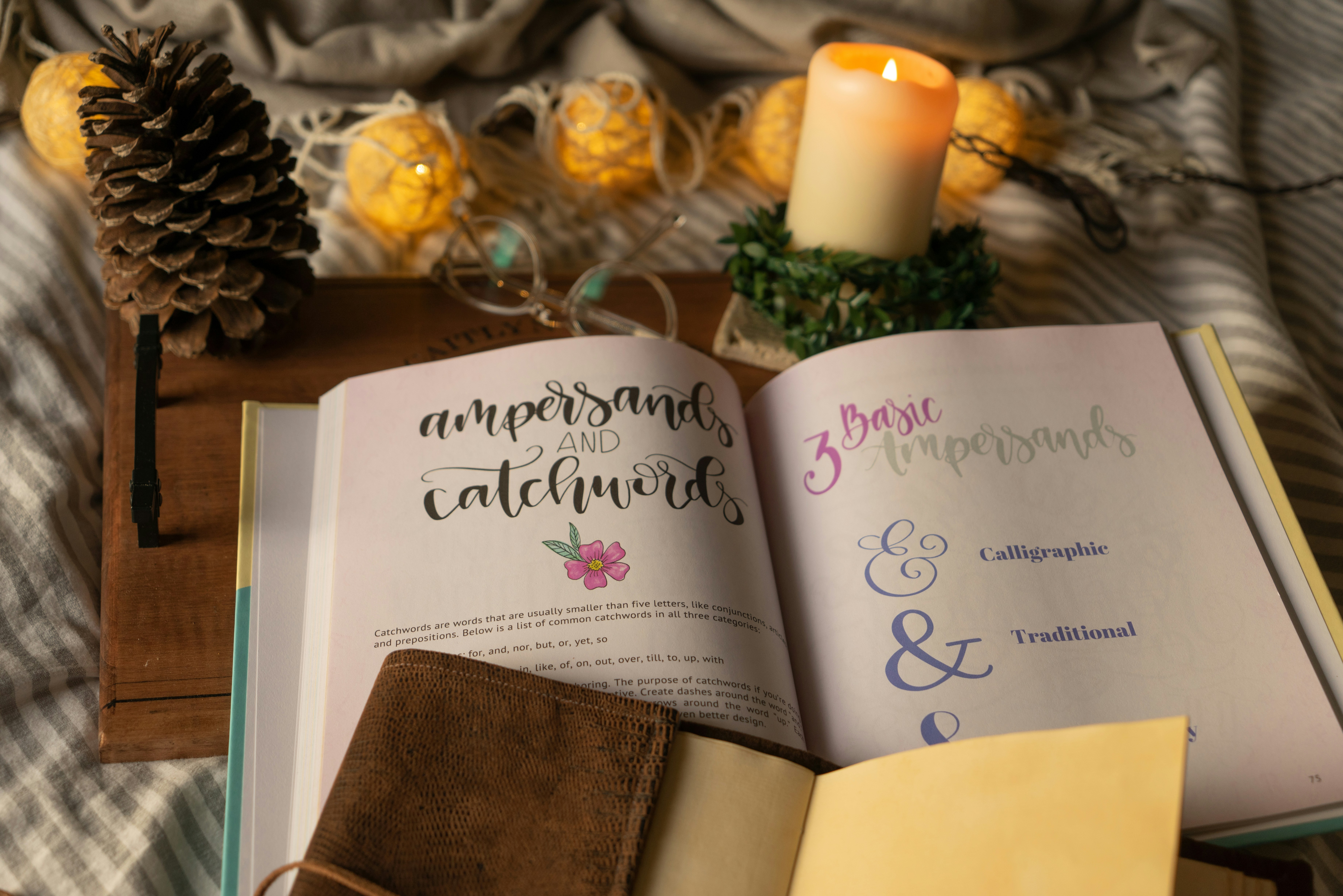 Libro abierto sobre losa de madera con piña