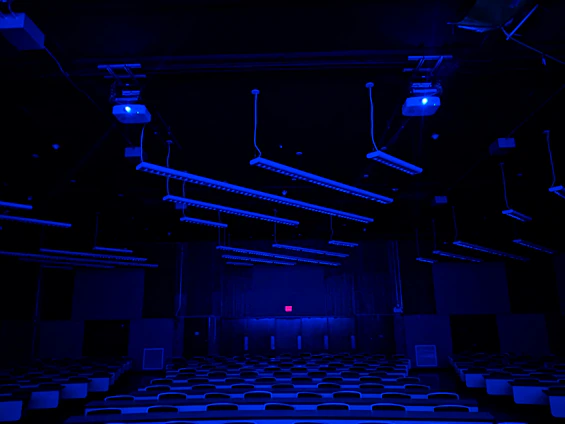 Elegant dark blue and gold themed classroom with students engaged in a psicanalysis lecture.