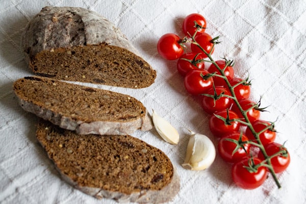 Roggebrood met achterham en tomaat — receptfoto