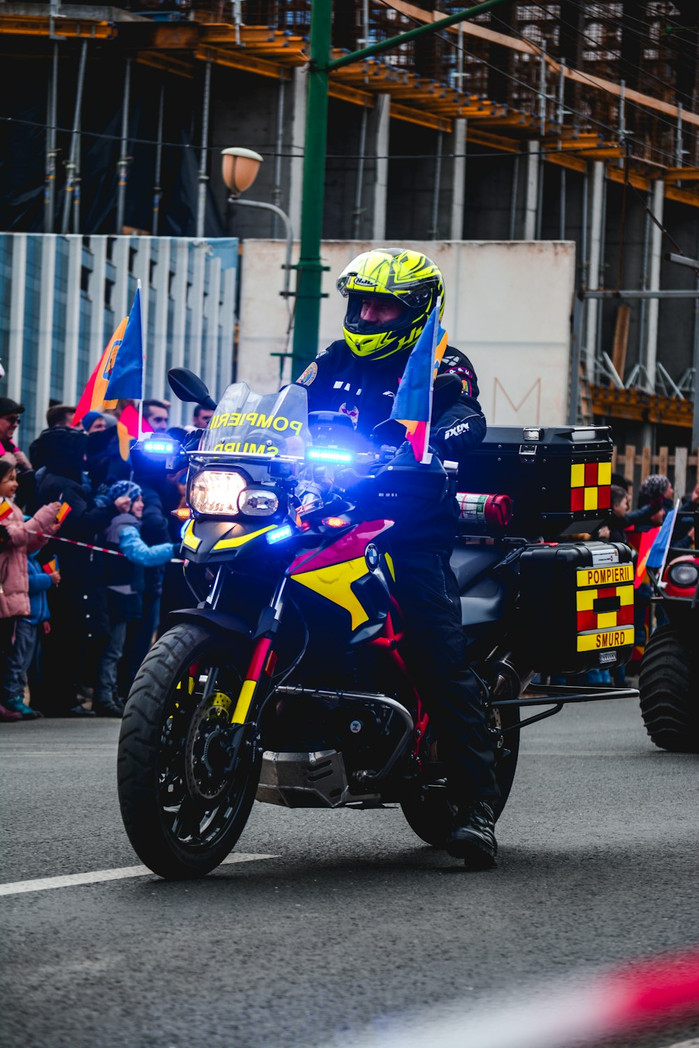 Person, die schwarzes, gelbes und rotes Tourenmotorrad fährt