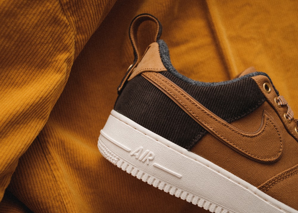 photographie en gros plan de Nike Air Force 1 faible marron et blanc