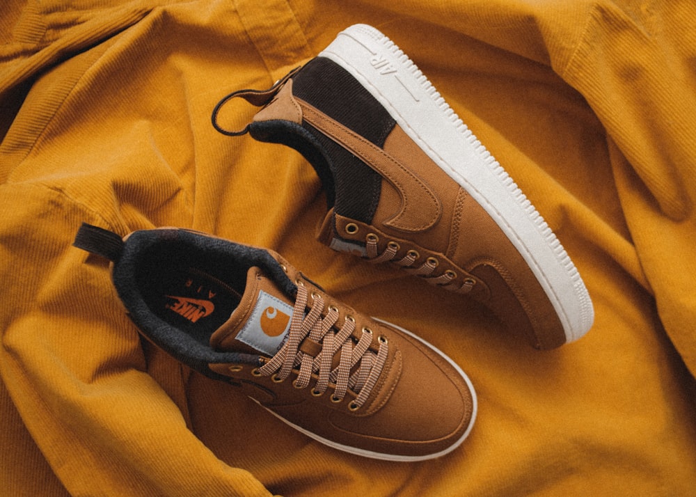 Carhartt x Nike Air Force 1シューズのペア