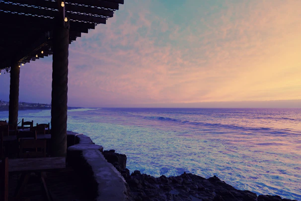 Sunset view over the quiet terrace of Casa Serenă with warm lighting.