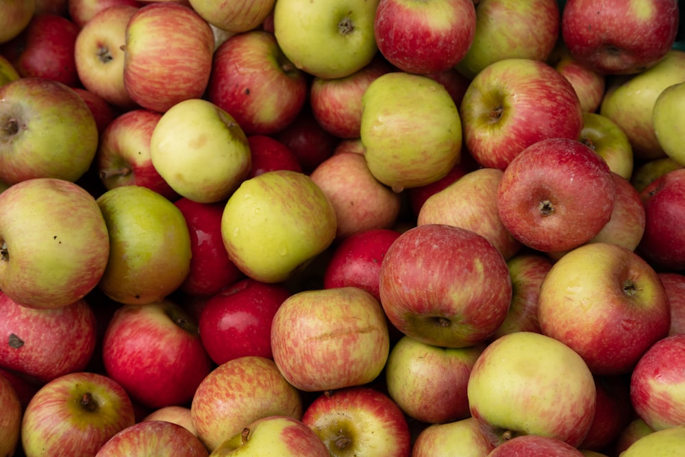 green and red apples