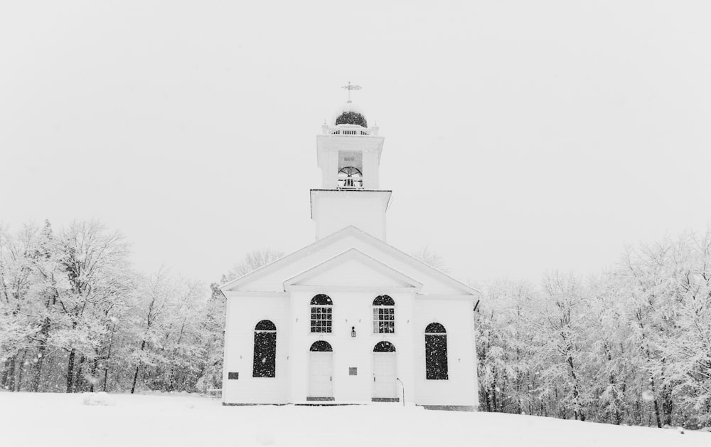 Edificio de hormigón rodeado de árboles cubiertos de nieve