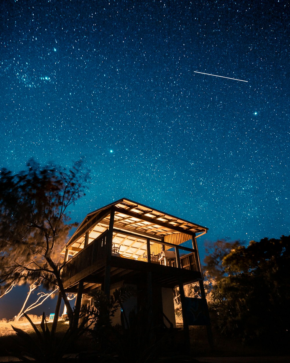 Stella cadente durante la notte