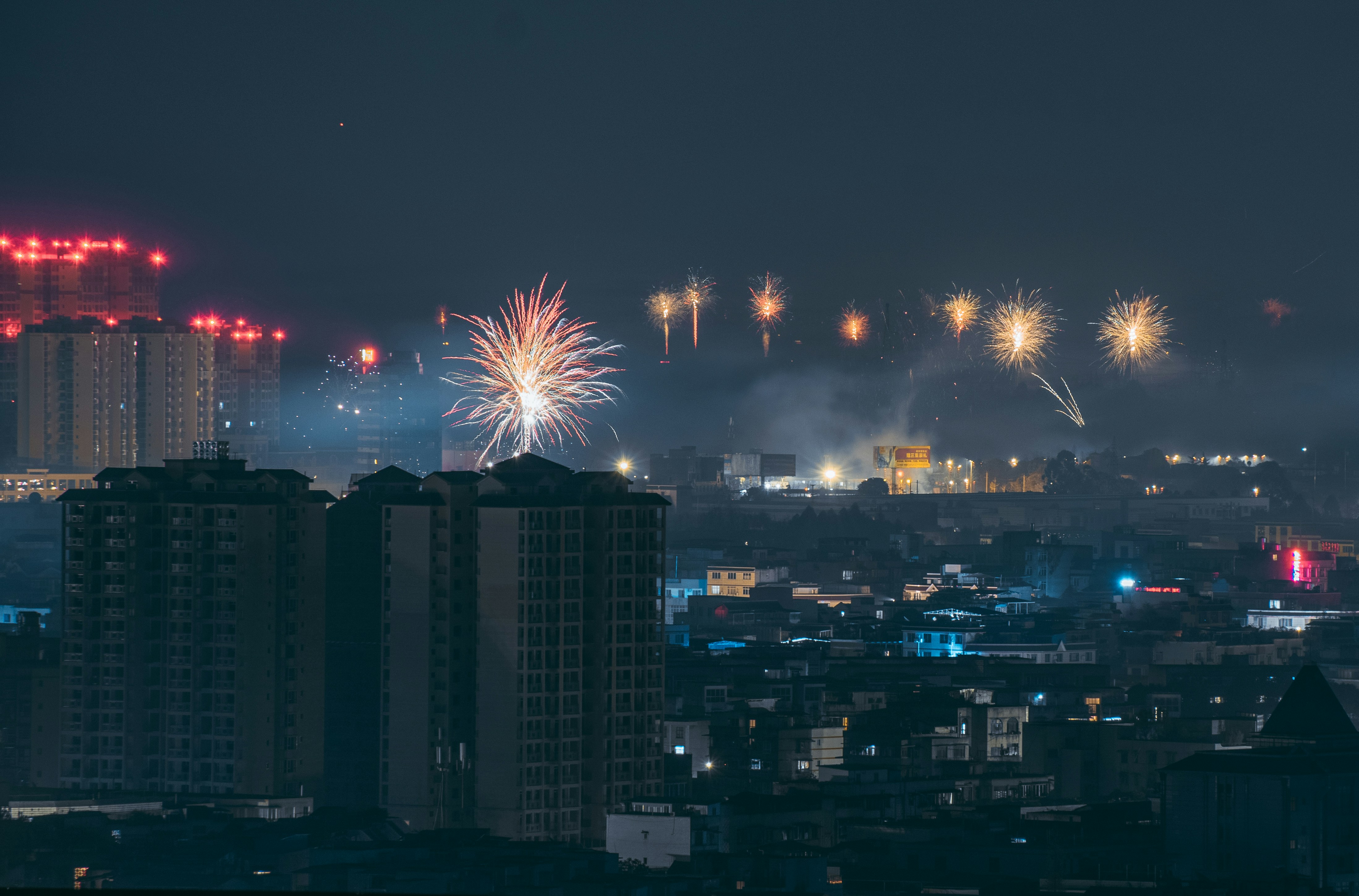불꽃놀이가 보이는 콘크리트 건물
