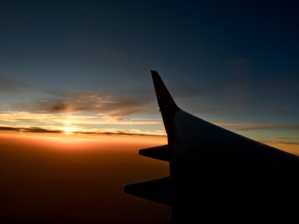 Silhouettenfoto eines Verkehrsflugzeugs