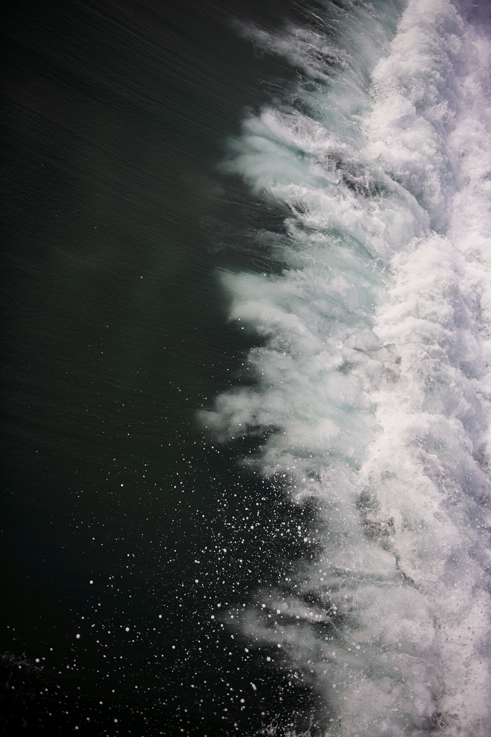 foto aerea dell'acqua che si infrange