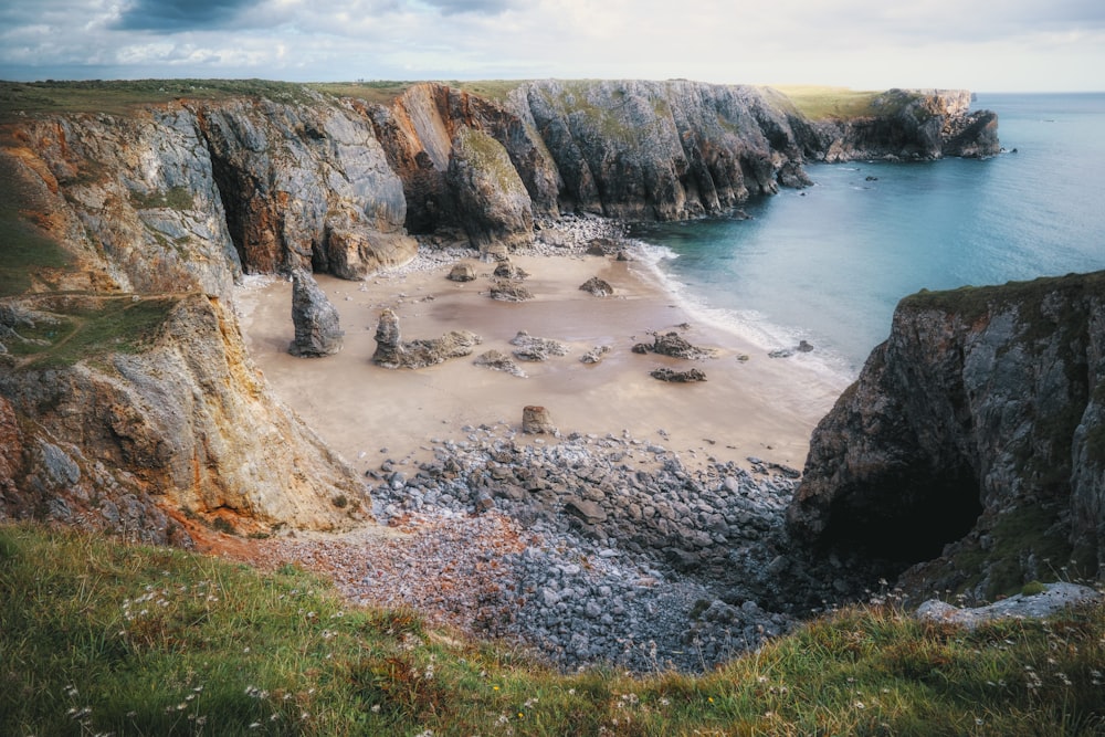 Photographie de vue aérienne du rivage entre les falaises pendant la journée